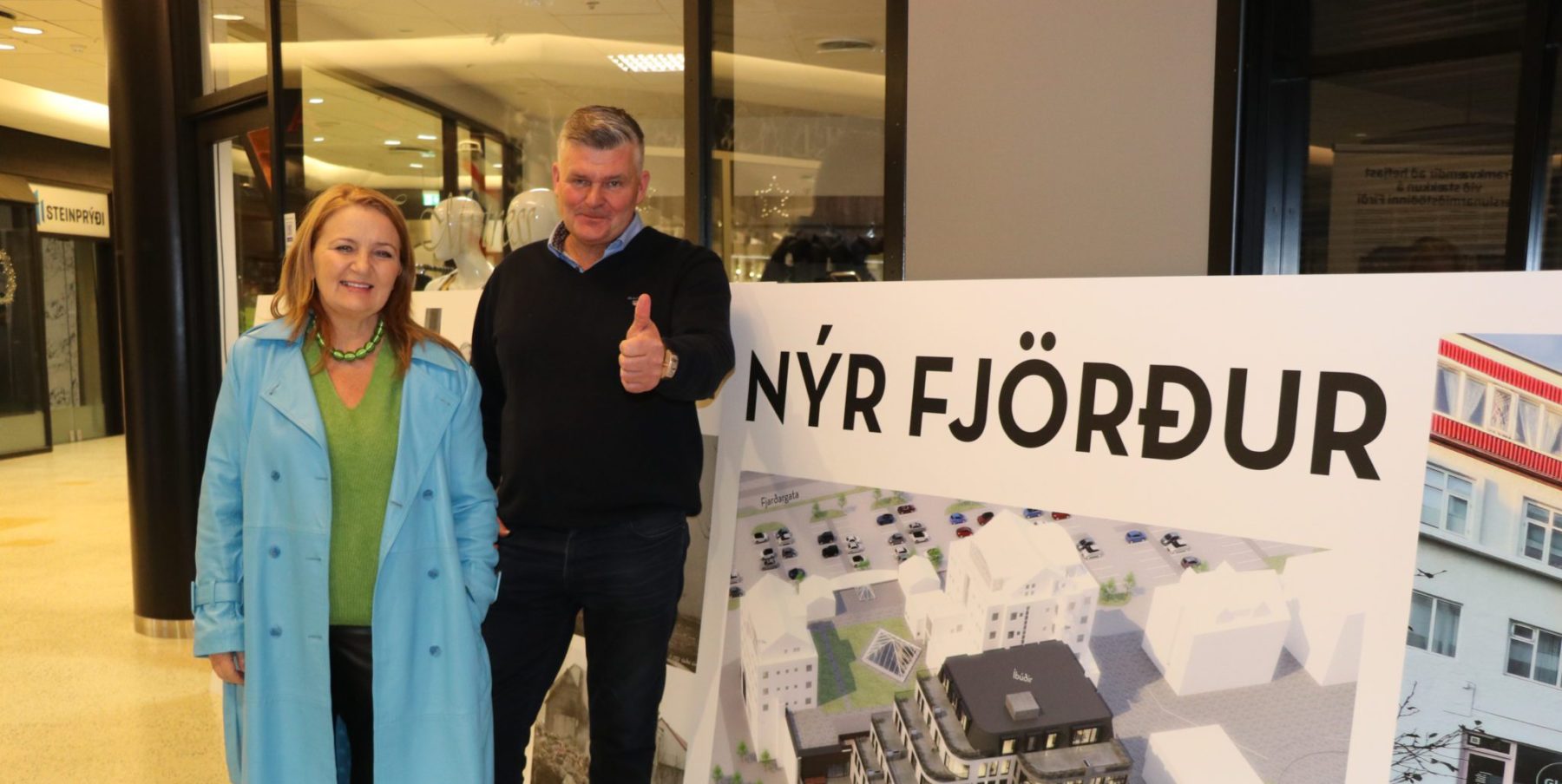 Rósa Guðbjartsdóttir bæjarstjóri og Guðmundur Bjarni Harðarson framkvæmdastjóri Fjarðar í gamla Firði við mynd af nýja Firði.