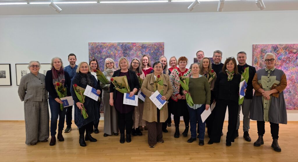 Hér má sjá 11 af 12 starfsmönnunum sem fengu viðurkenningu í gær auk stjórnenda á starfstöðum þeirra og bæjarstjórann.